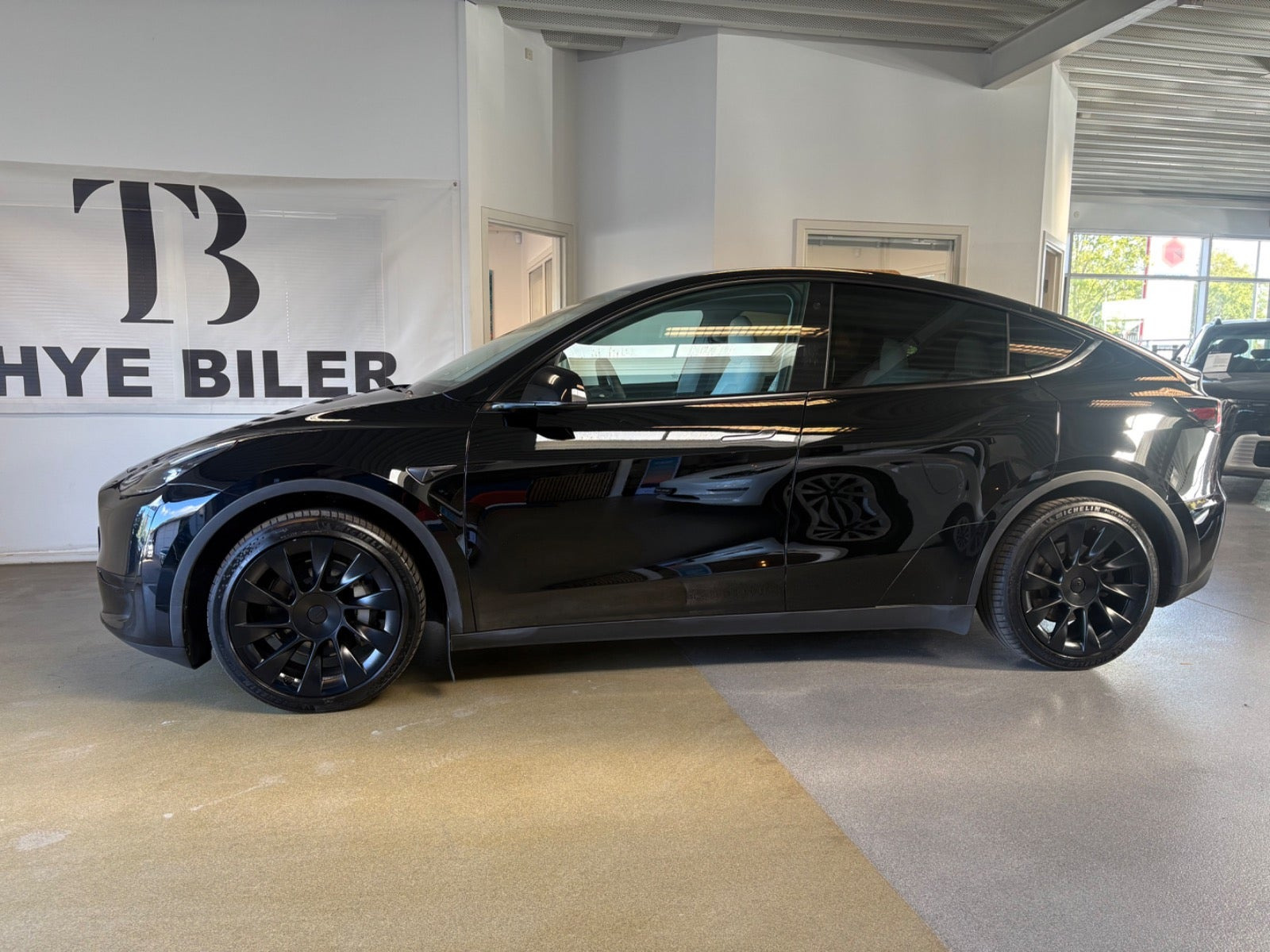 Sort Tesla Model Y fra 2023