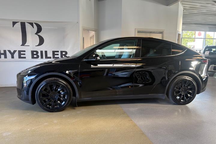 Sort Tesla Model Y fra 2023
