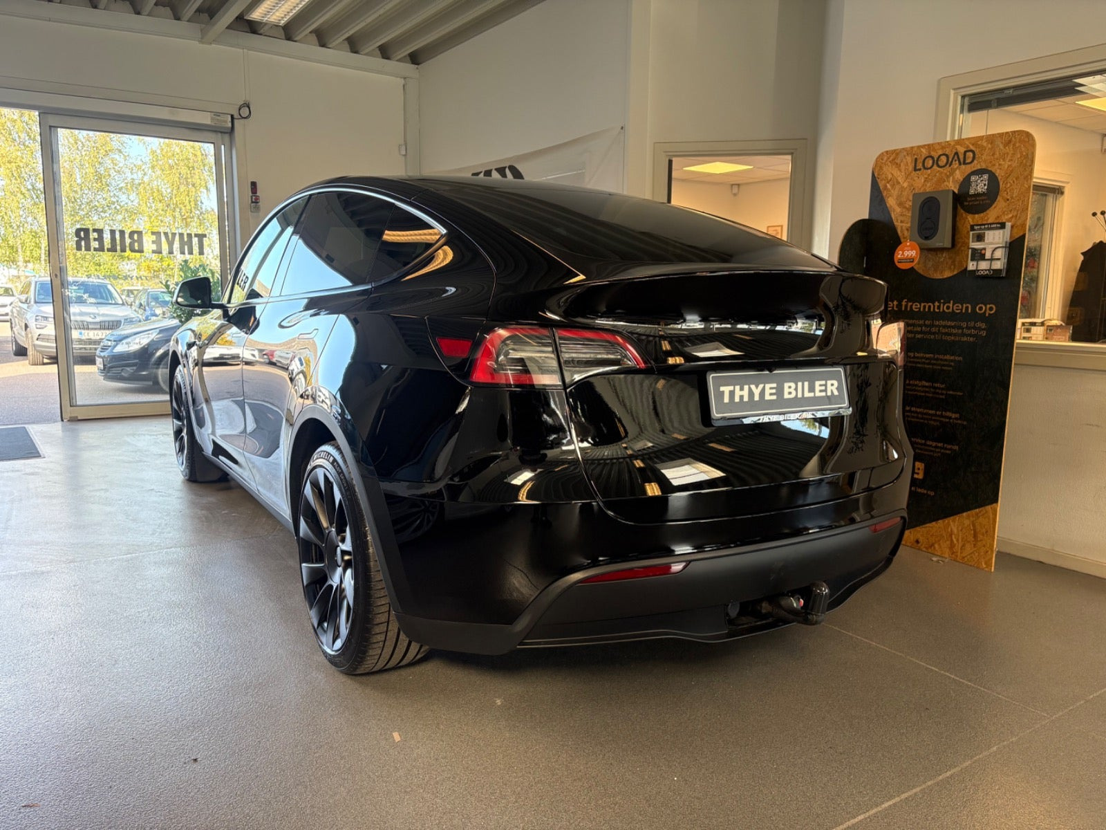 Sort Tesla Model Y fra 2023