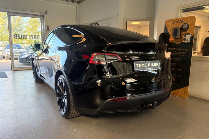 Sort Tesla Model Y fra 2023