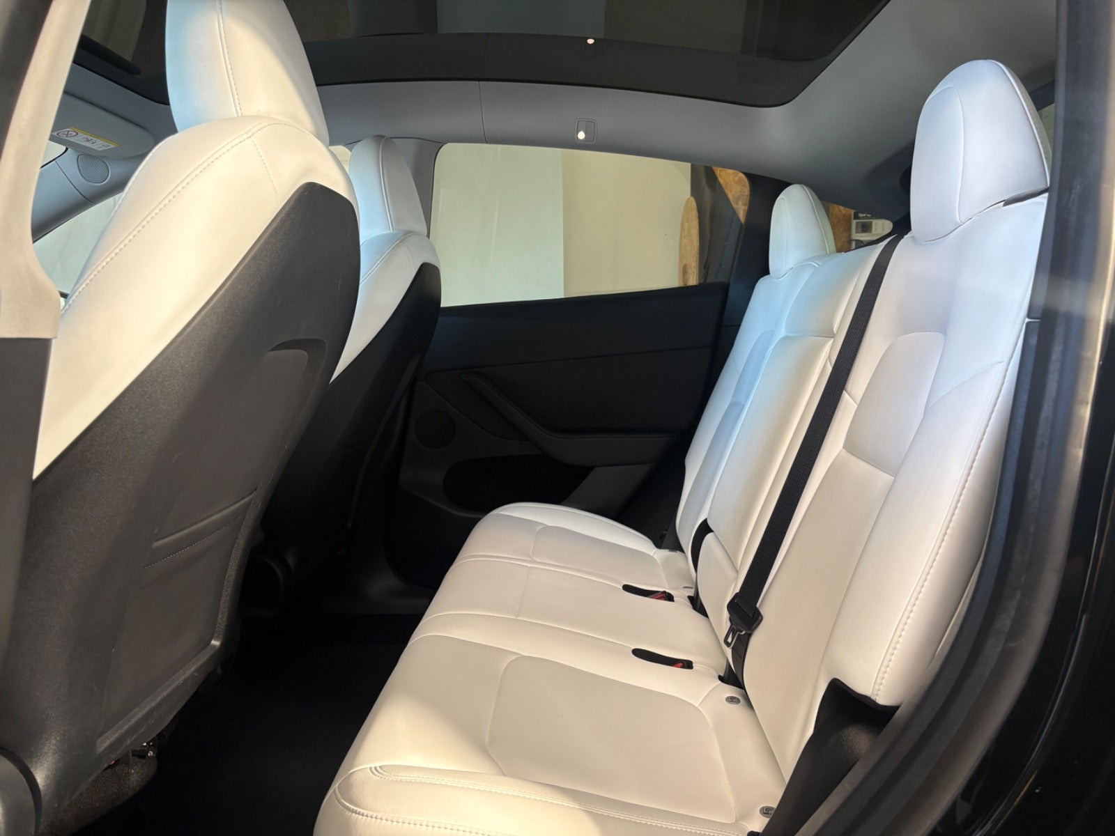 Sort Tesla Model Y fra 2023