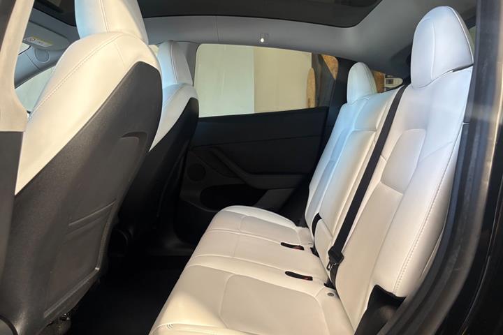Sort Tesla Model Y fra 2023