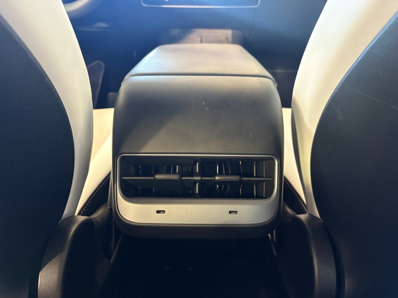 Sort Tesla Model Y fra 2023