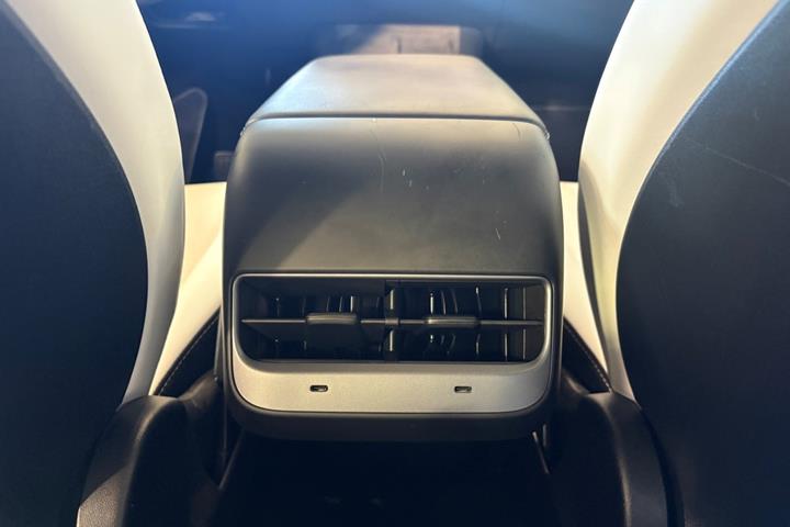 Sort Tesla Model Y fra 2023
