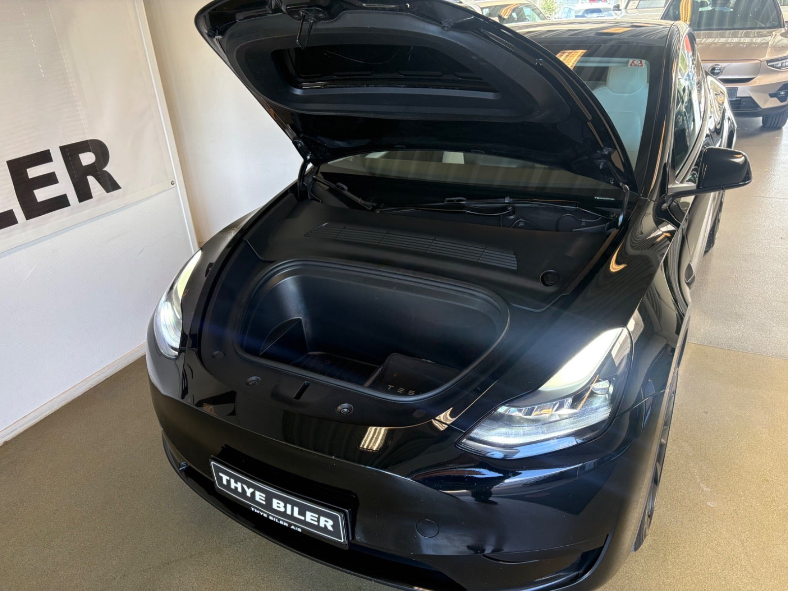 Sort Tesla Model Y fra 2023