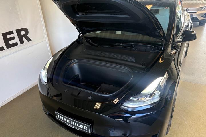Sort Tesla Model Y fra 2023