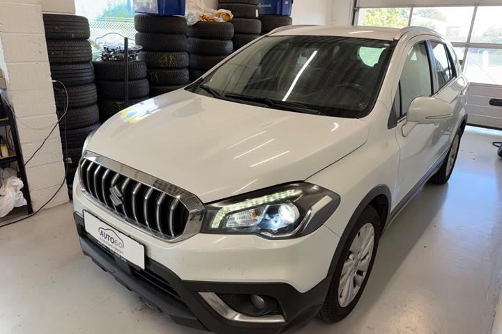 Hvid Suzuki S-Cross fra 2016 set udefra