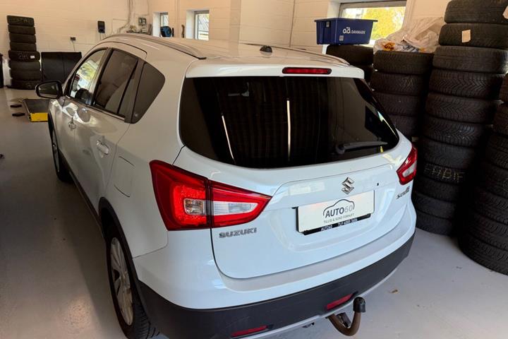 Hvid Suzuki S-Cross fra 2016