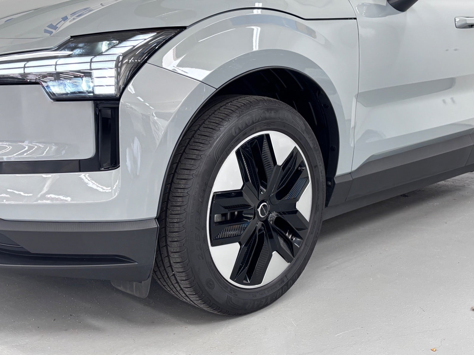 Grå Volvo EX30 fra 2024
