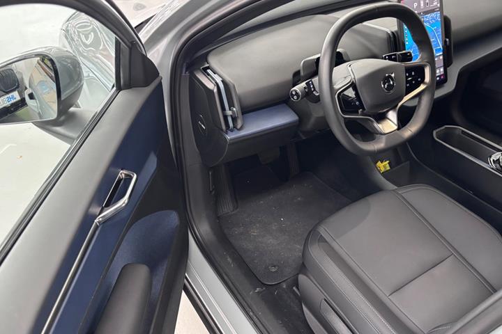 Grå Volvo EX30 fra 2024
