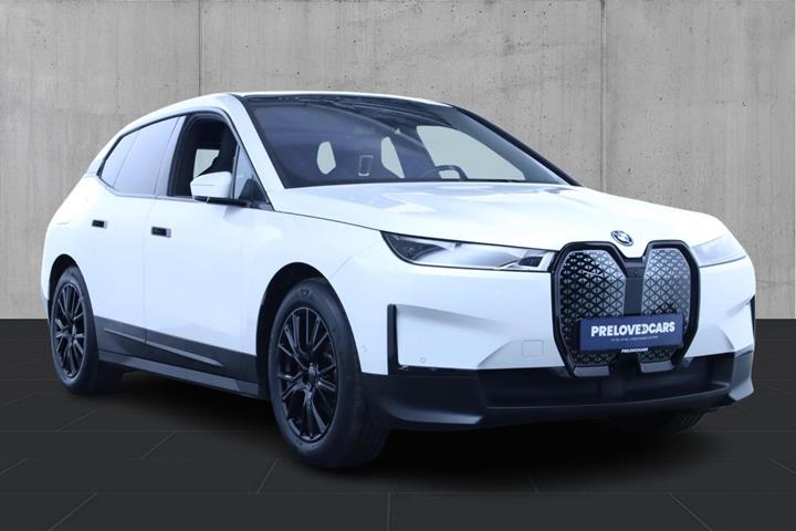 Hvid BMW iX fra 2022
