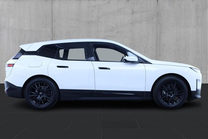 Hvid BMW iX fra 2022