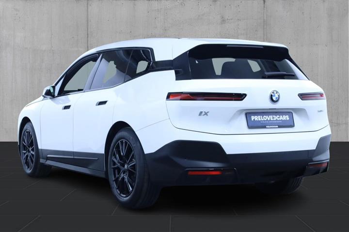 Hvid BMW iX fra 2022