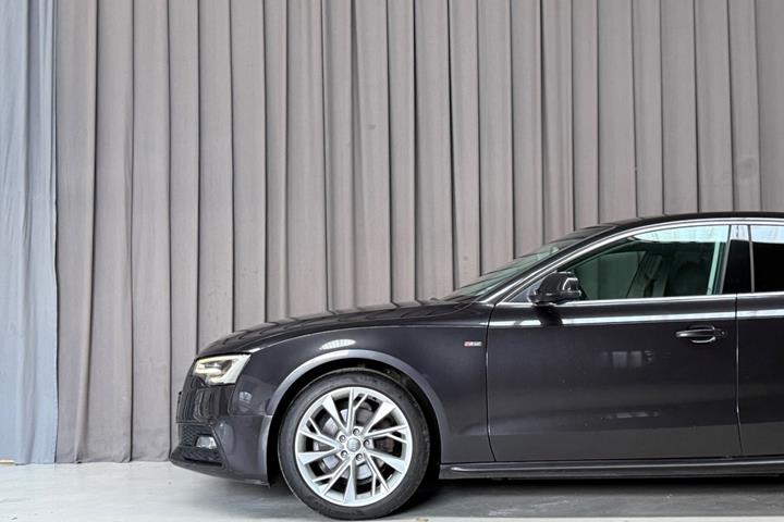 Grå Audi A5 fra 2016