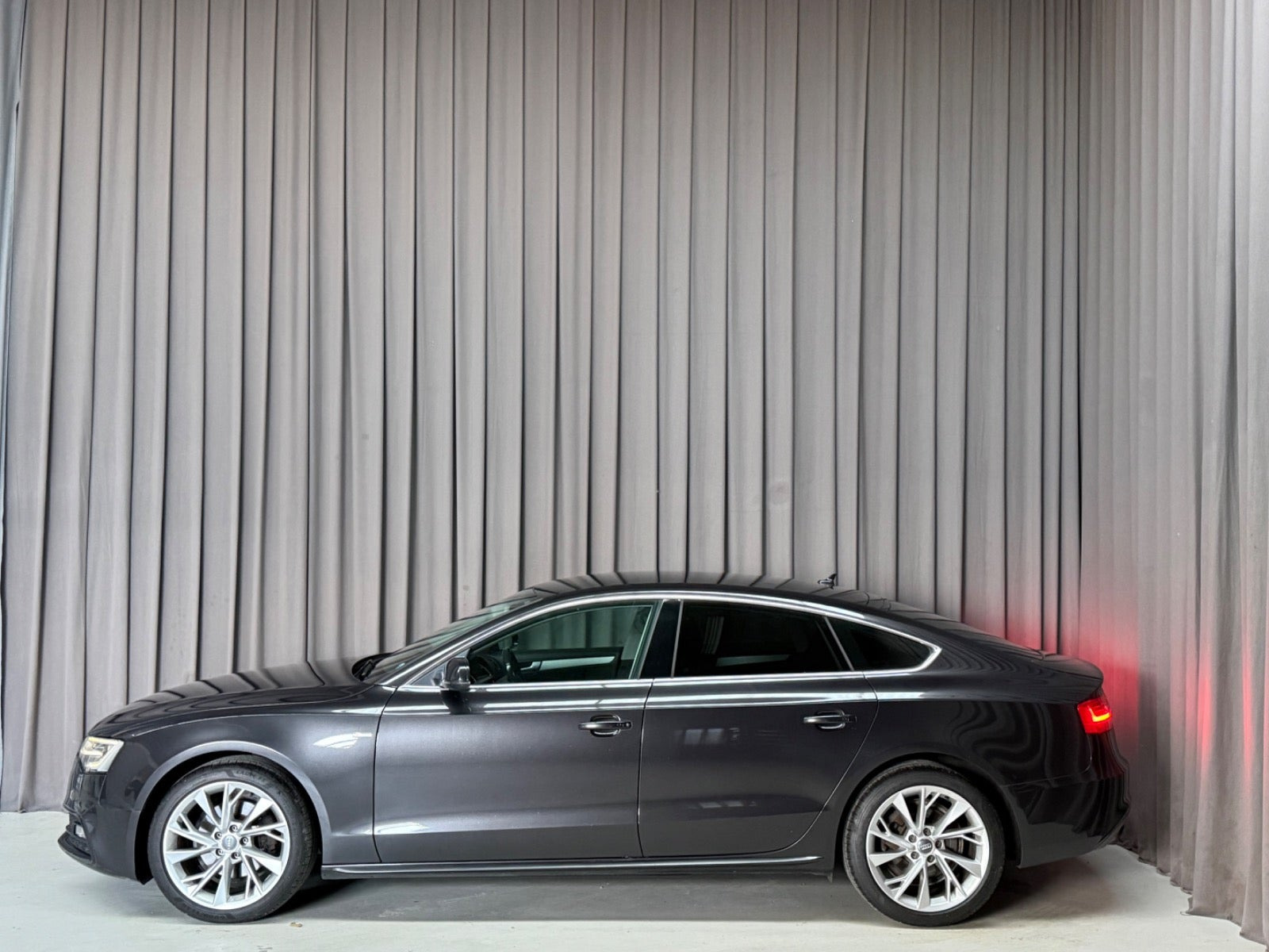 Grå Audi A5 fra 2016