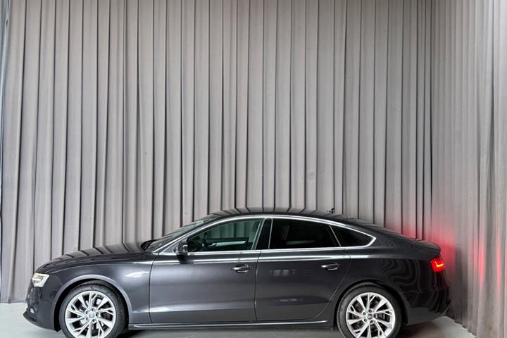 Grå Audi A5 fra 2016