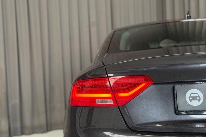 Grå Audi A5 fra 2016