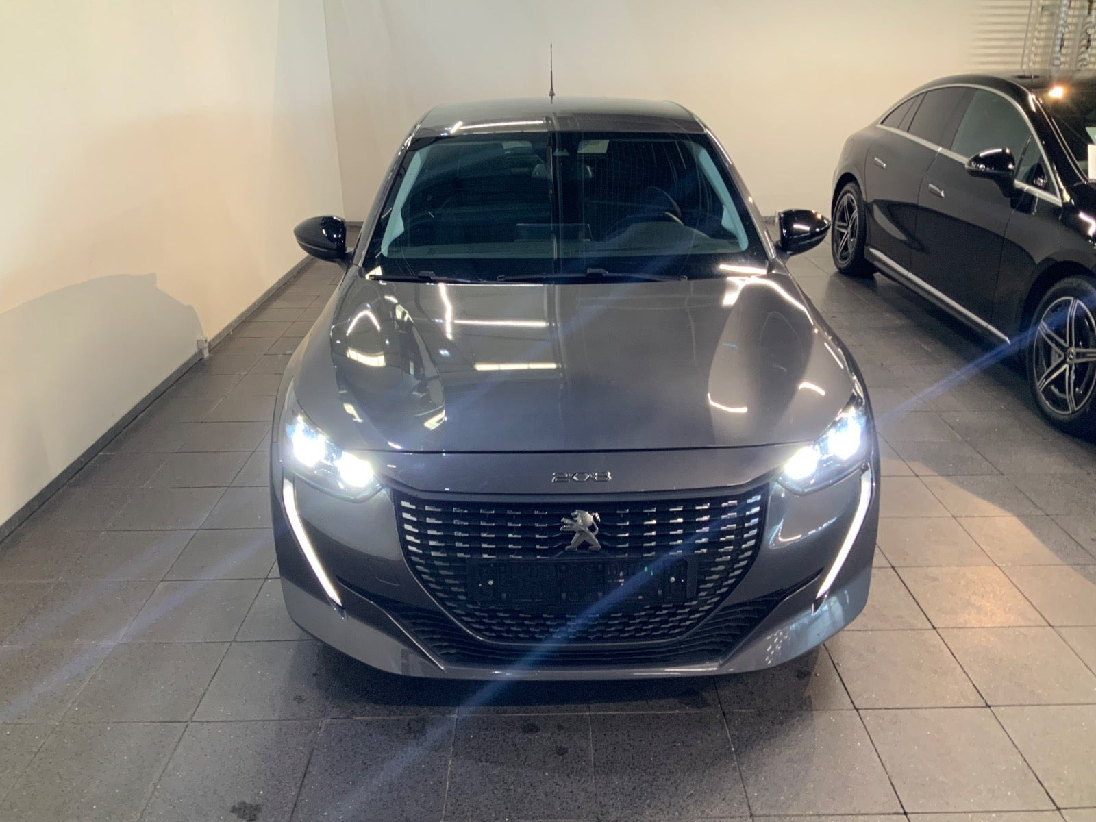 Grå Peugeot 208 fra 2023