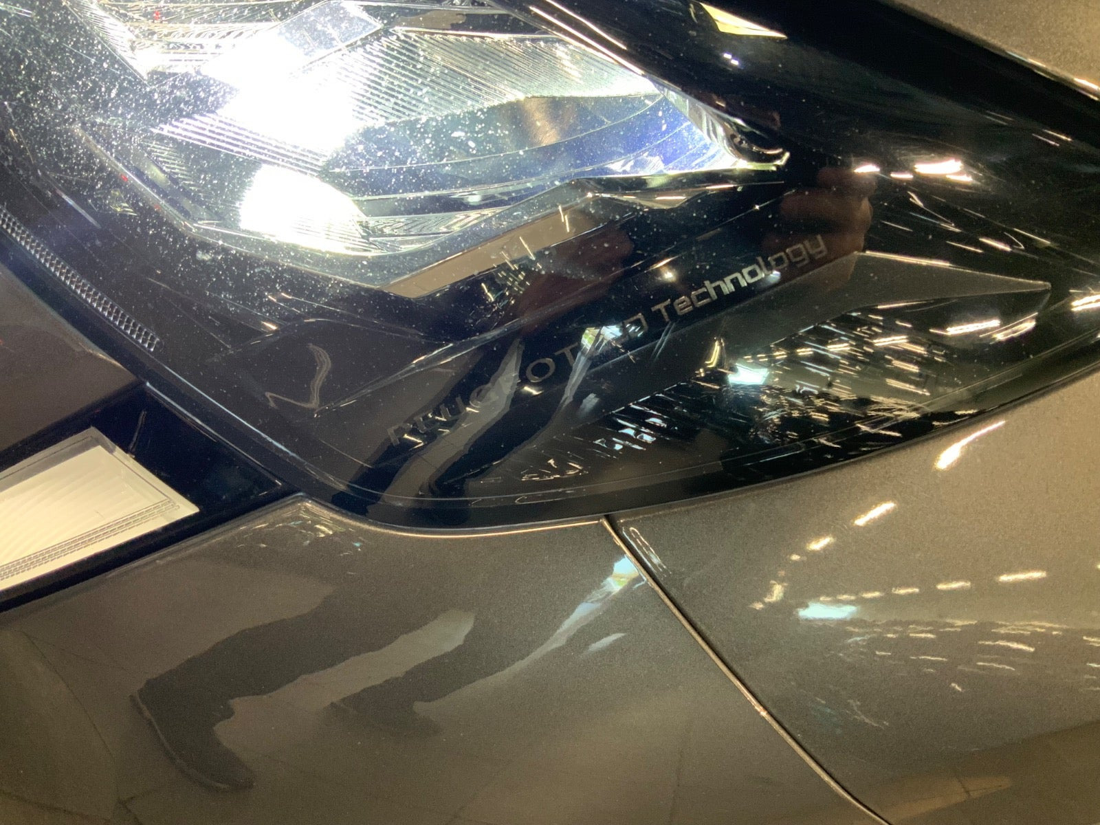 Grå Peugeot 208 fra 2023