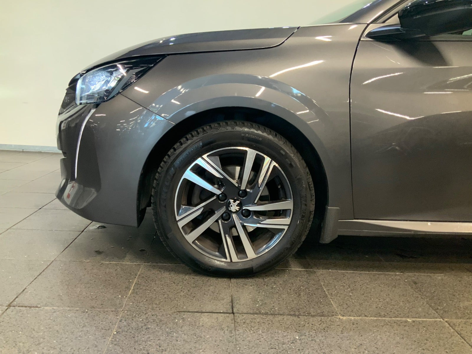 Grå Peugeot 208 fra 2023