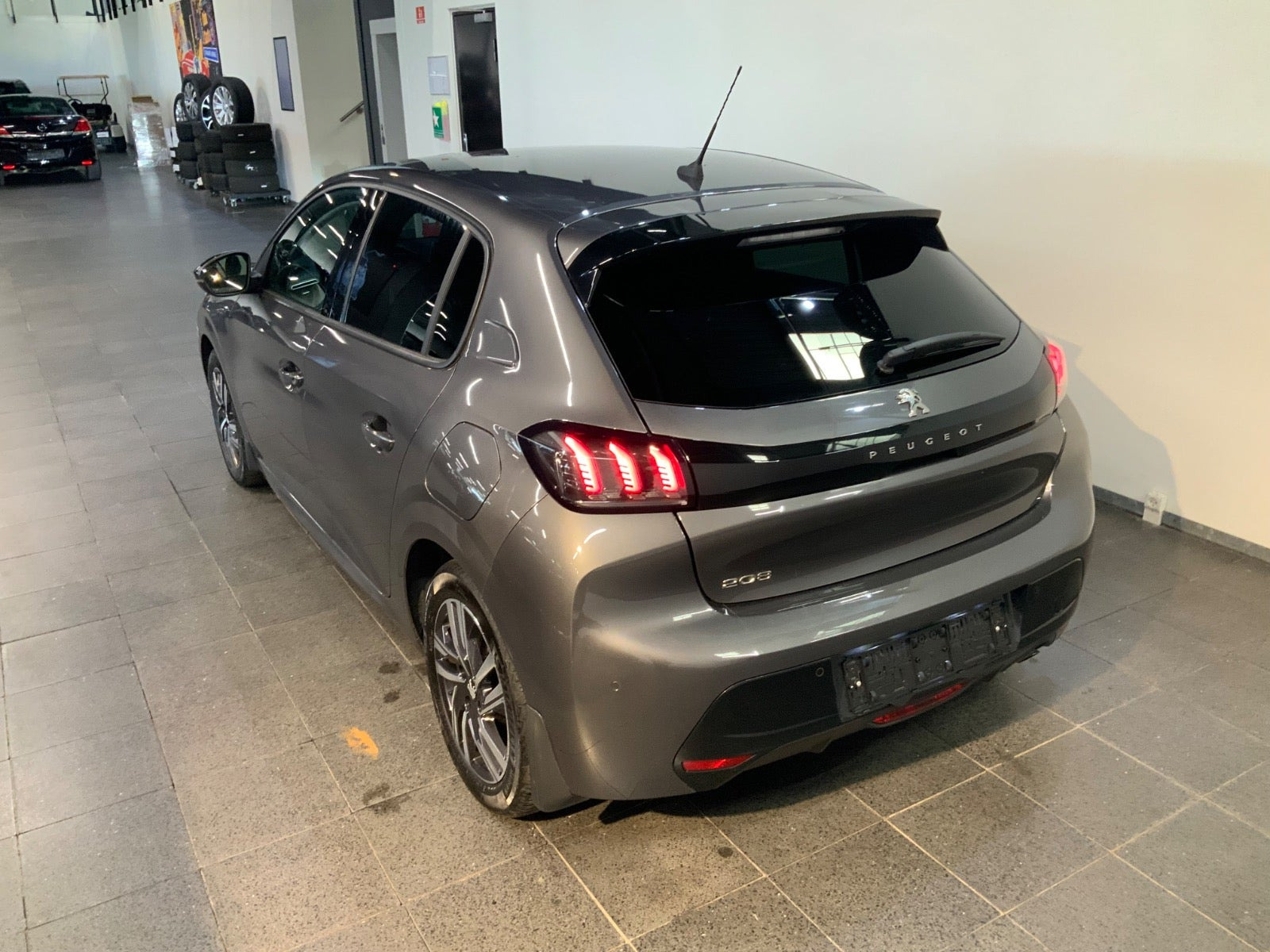 Grå Peugeot 208 fra 2023