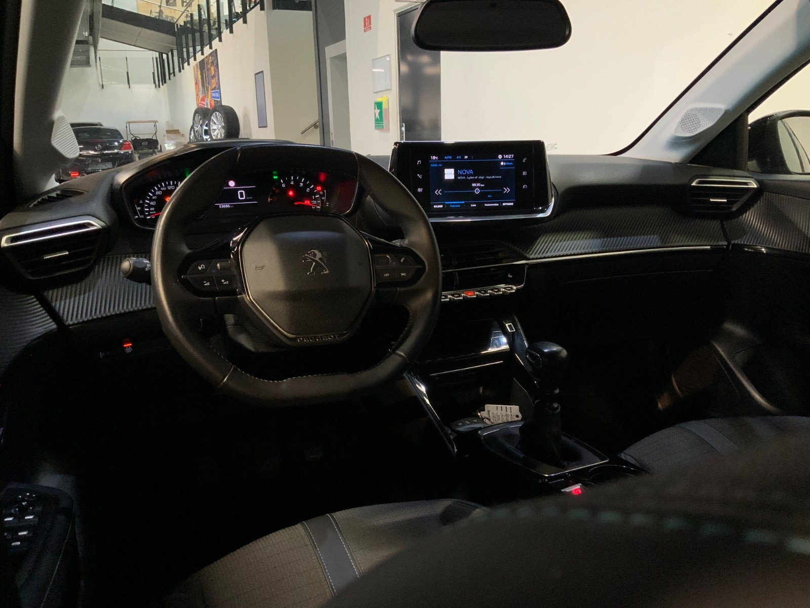 Grå Peugeot 208 fra 2023