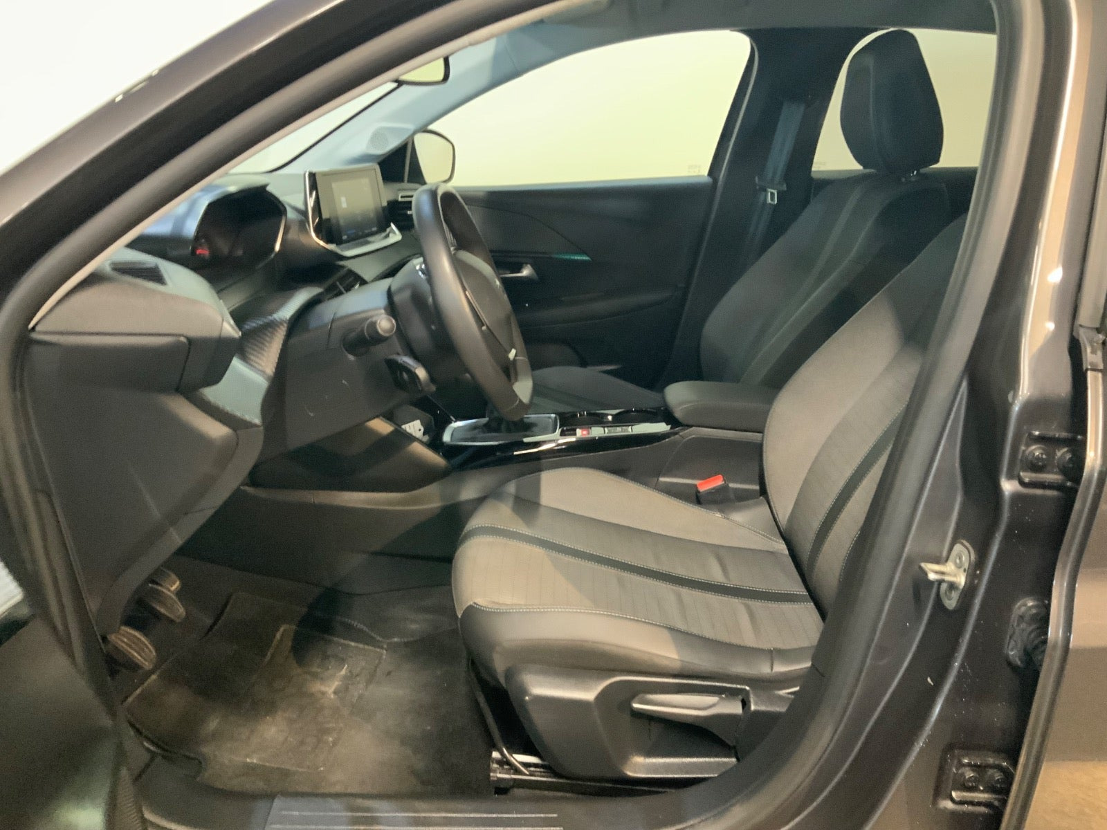 Grå Peugeot 208 fra 2023