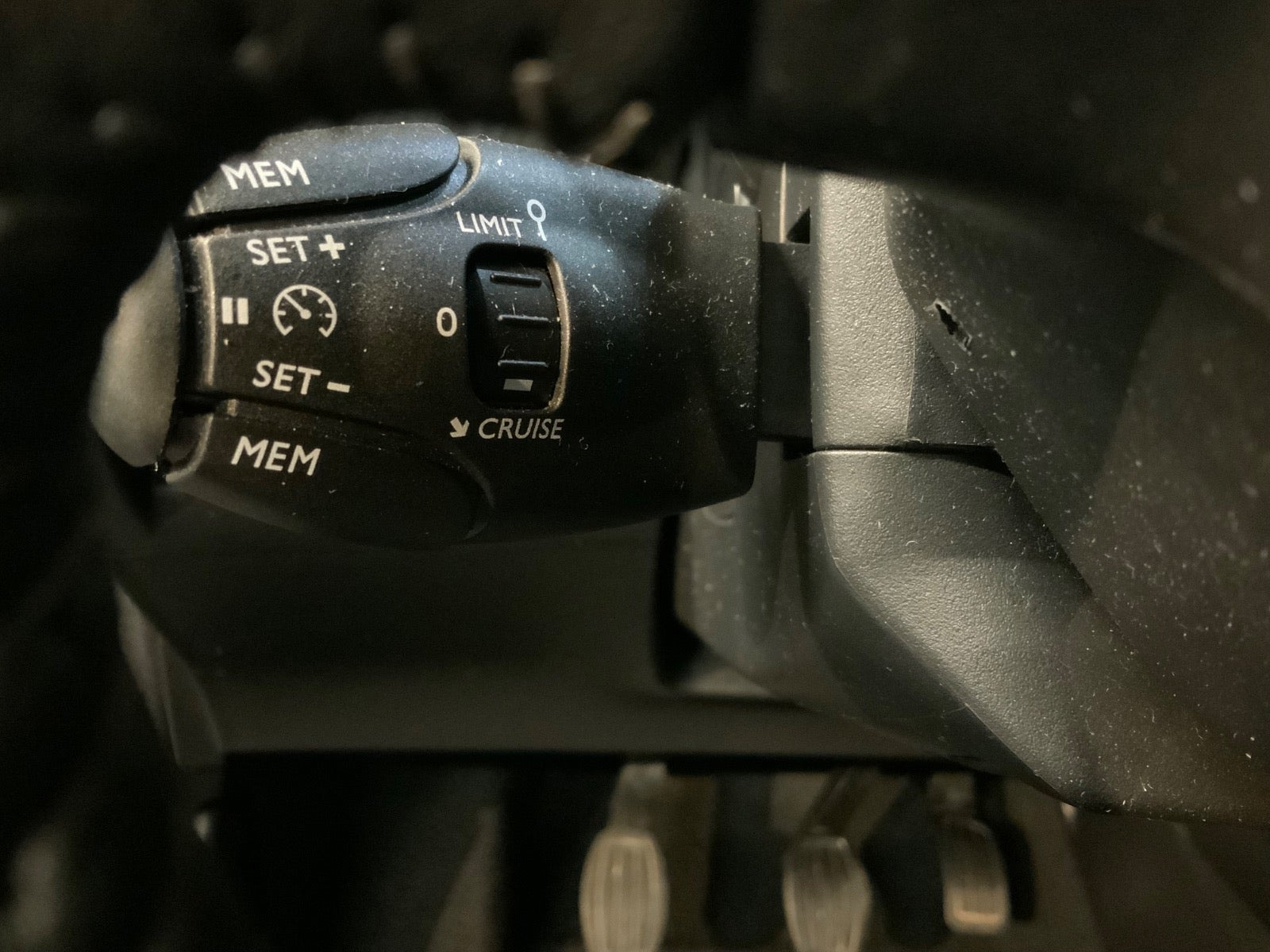 Grå Peugeot 208 fra 2023