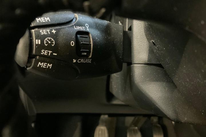 Grå Peugeot 208 fra 2023