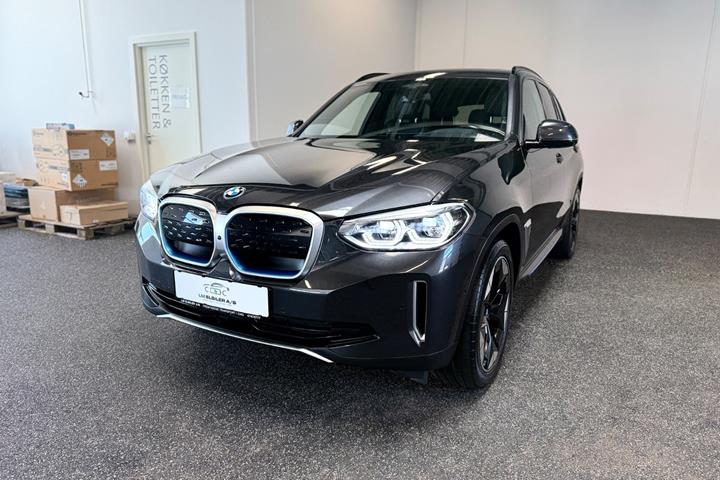 Grå BMW iX3 fra 2021