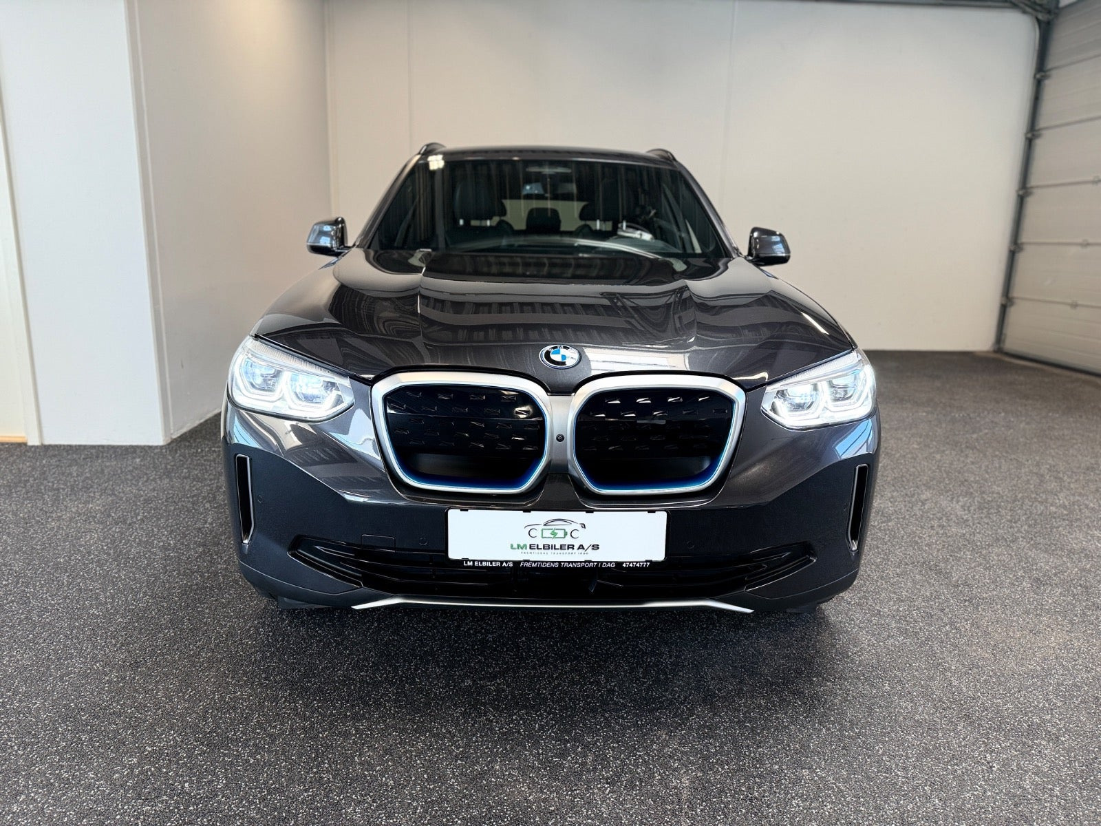 Grå BMW iX3 fra 2021