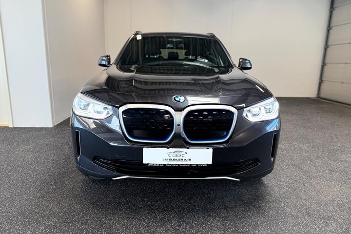 Grå BMW iX3 fra 2021