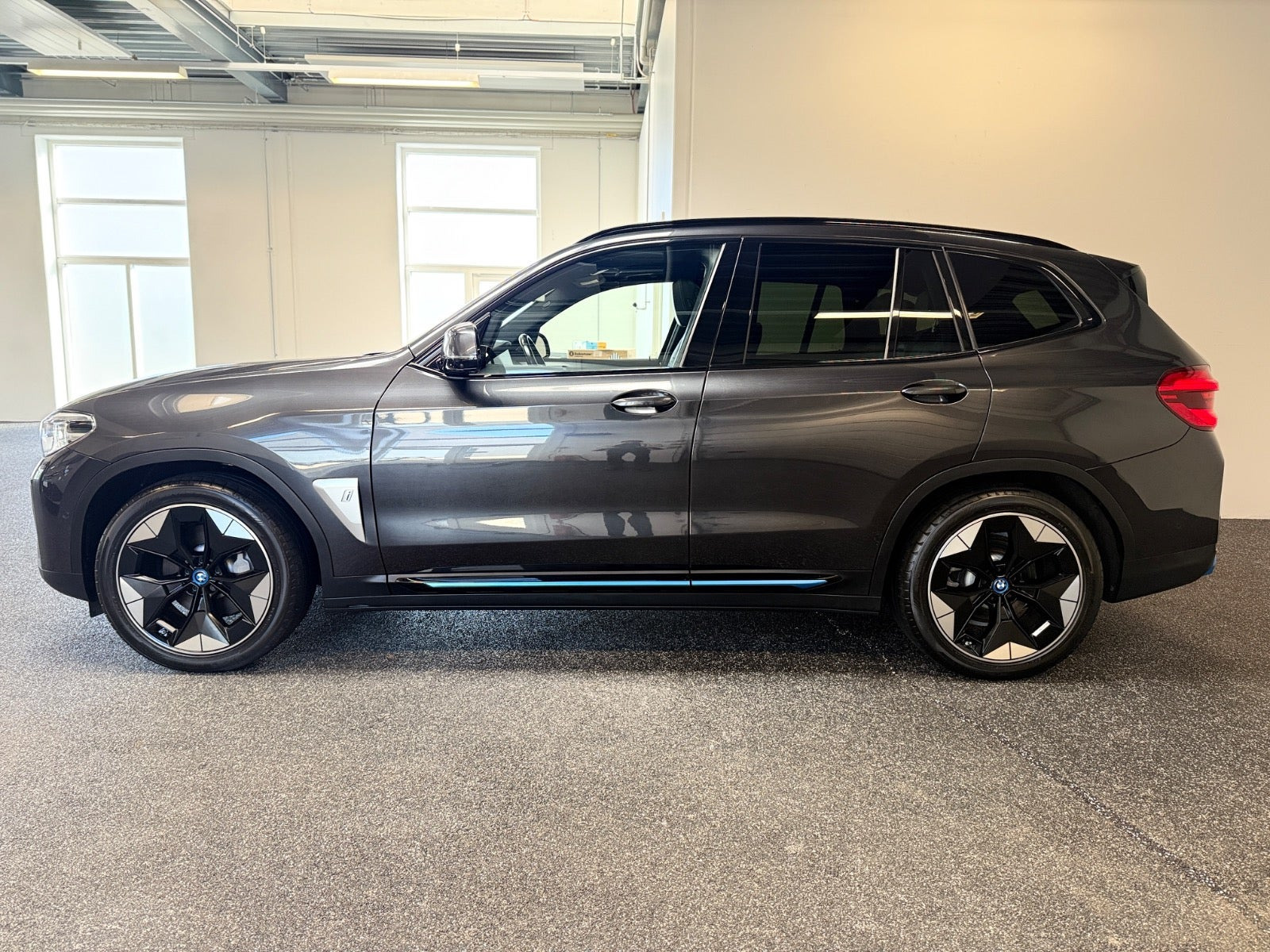 Grå BMW iX3 fra 2021
