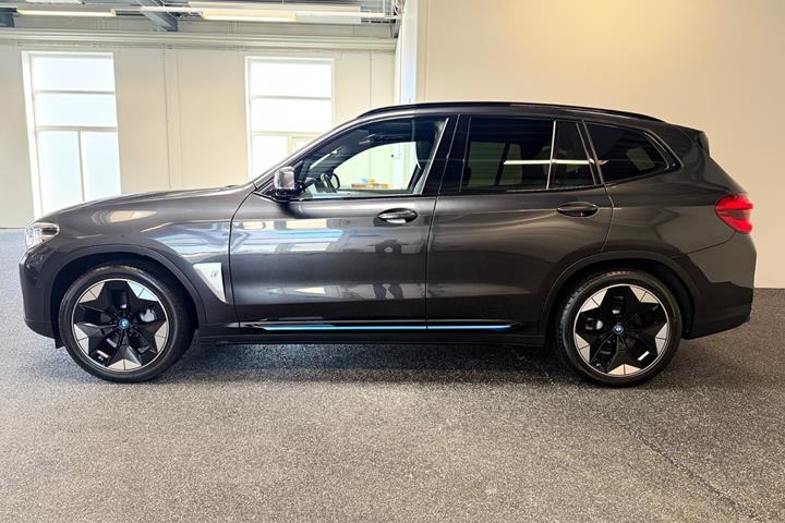 Grå BMW iX3 fra 2021