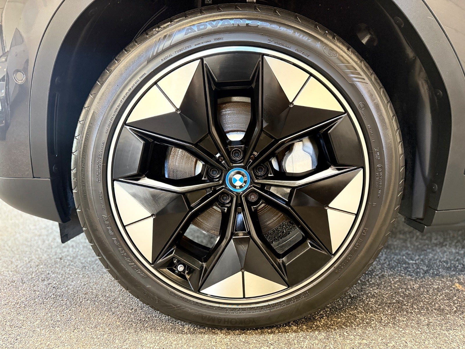 Grå BMW iX3 fra 2021