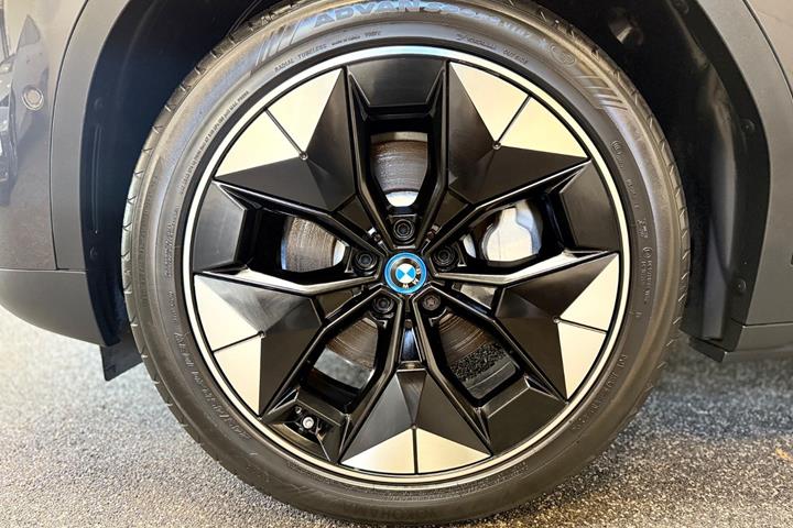 Grå BMW iX3 fra 2021