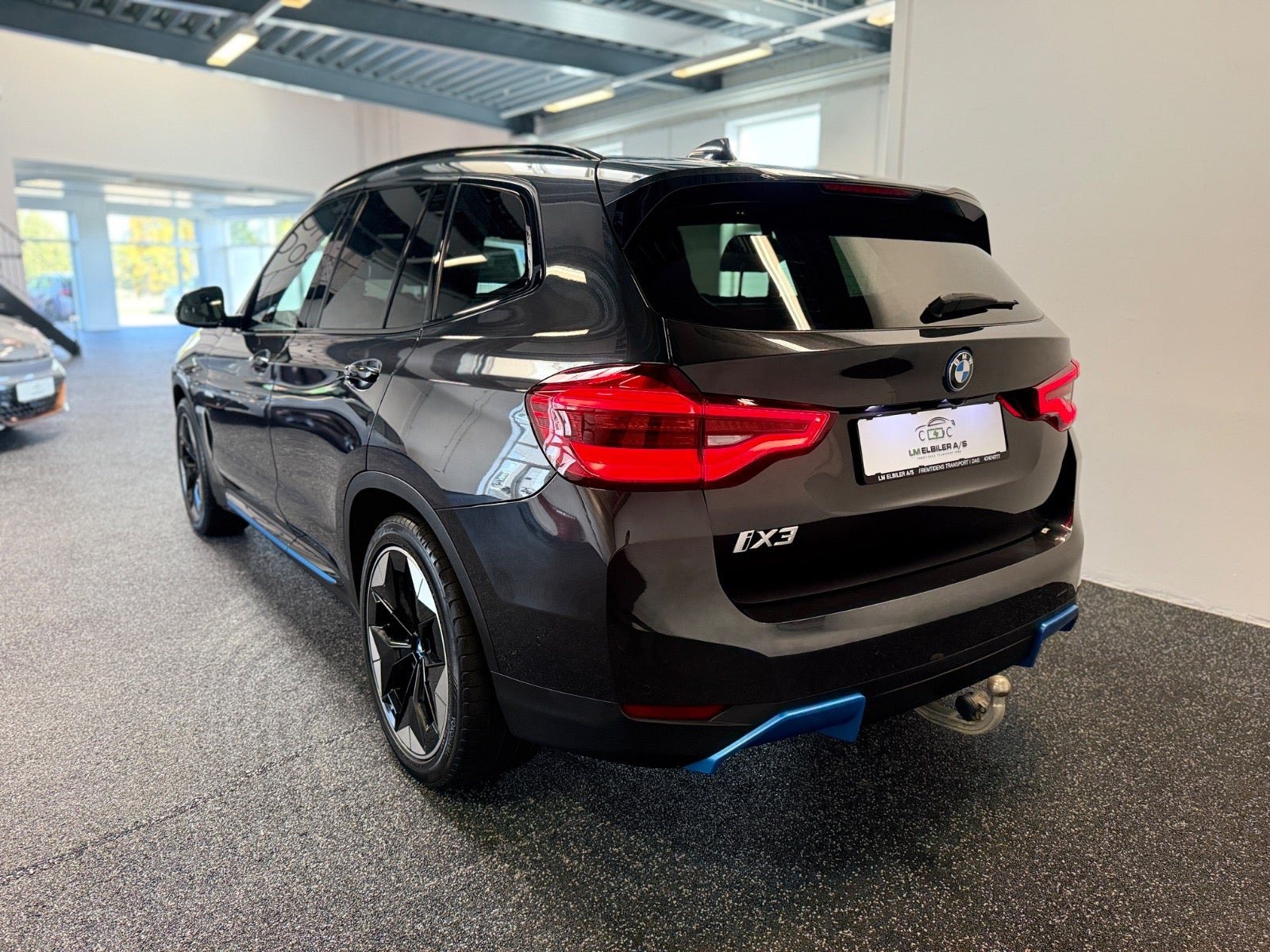 Grå BMW iX3 fra 2021