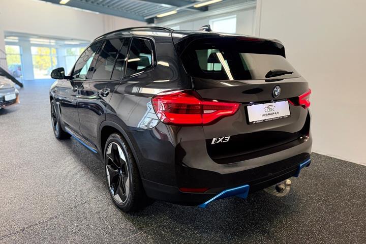 Grå BMW iX3 fra 2021