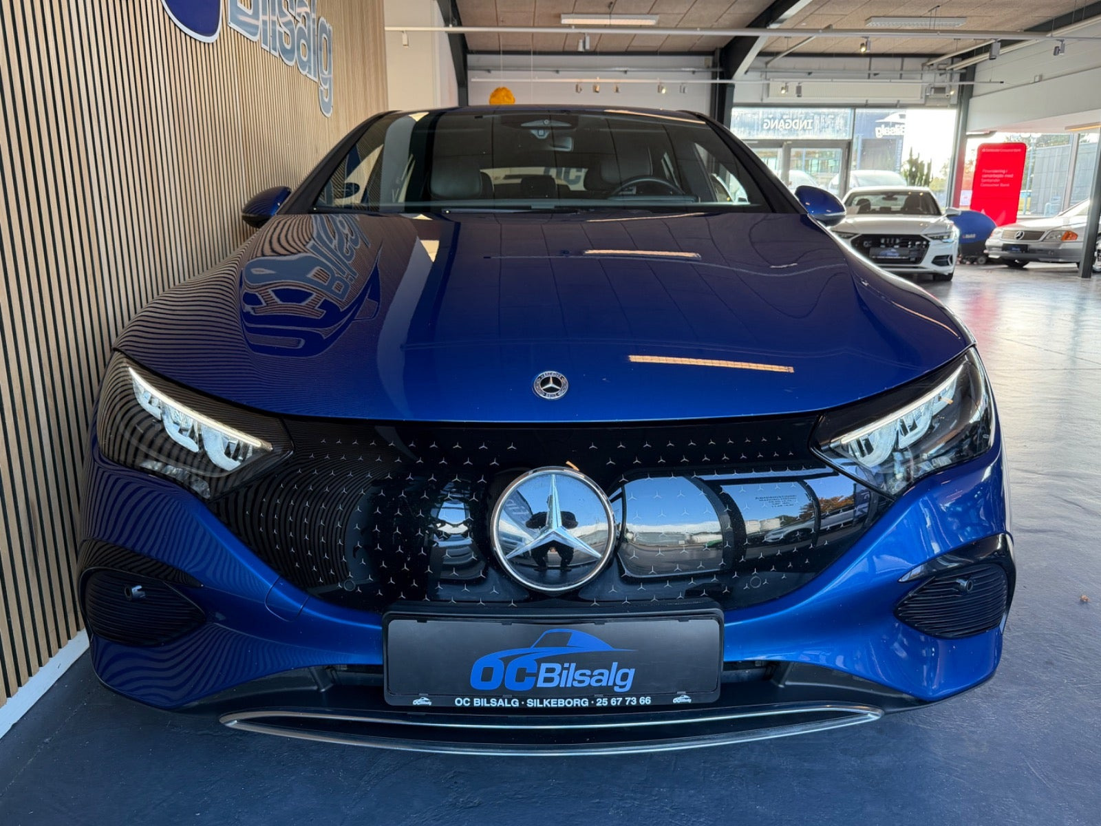 Blå Mercedes EQE350 fra 2023