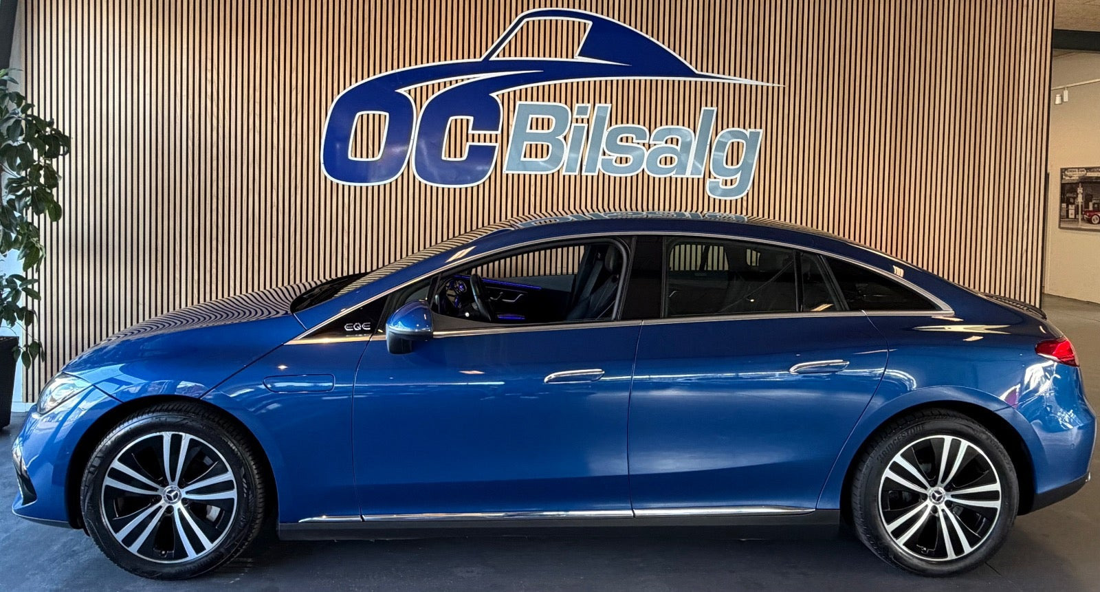 Blå Mercedes EQE350 fra 2023