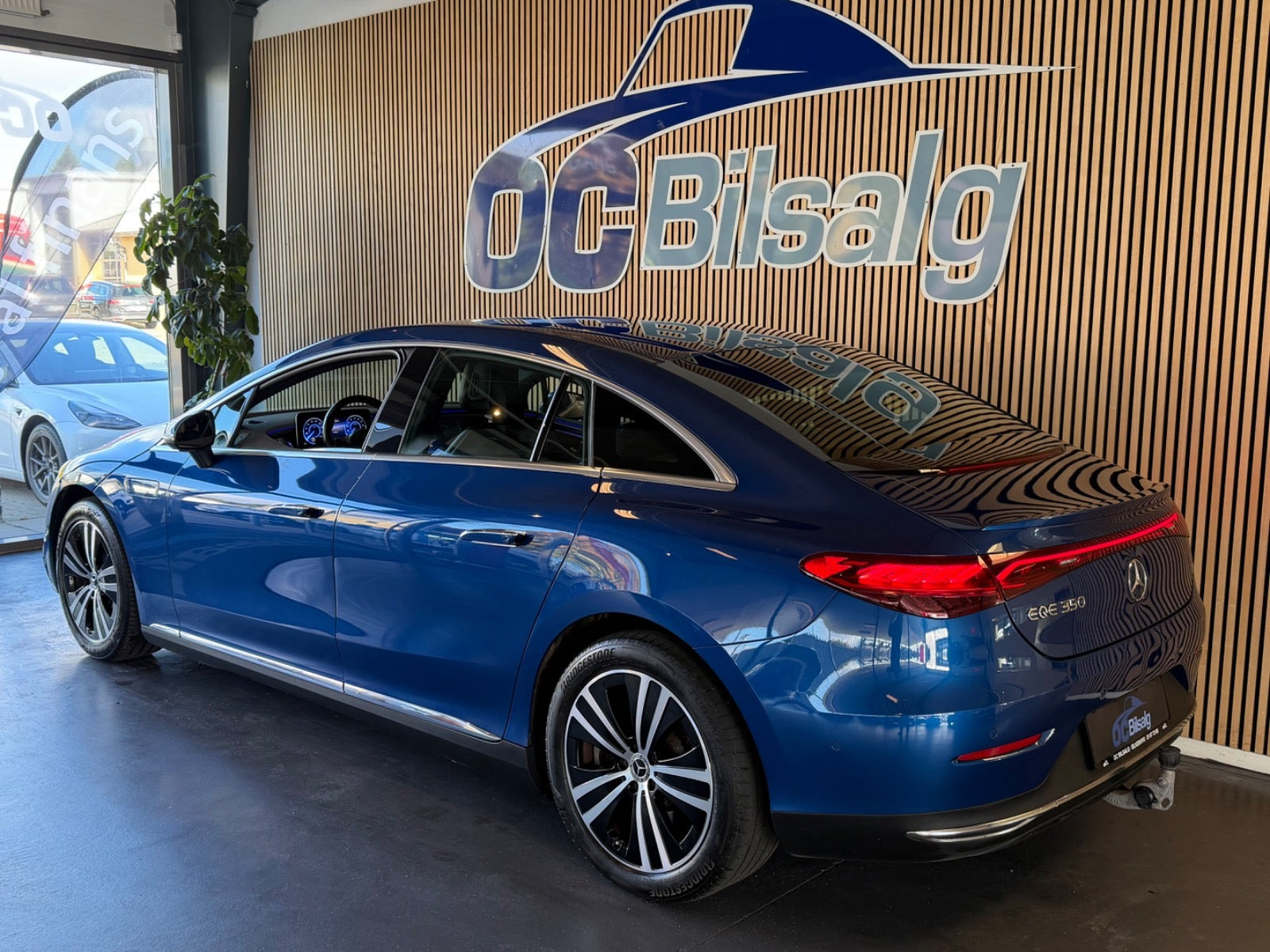 Blå Mercedes EQE350 fra 2023