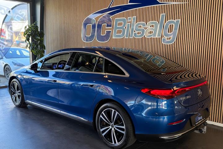 Blå Mercedes EQE350 fra 2023