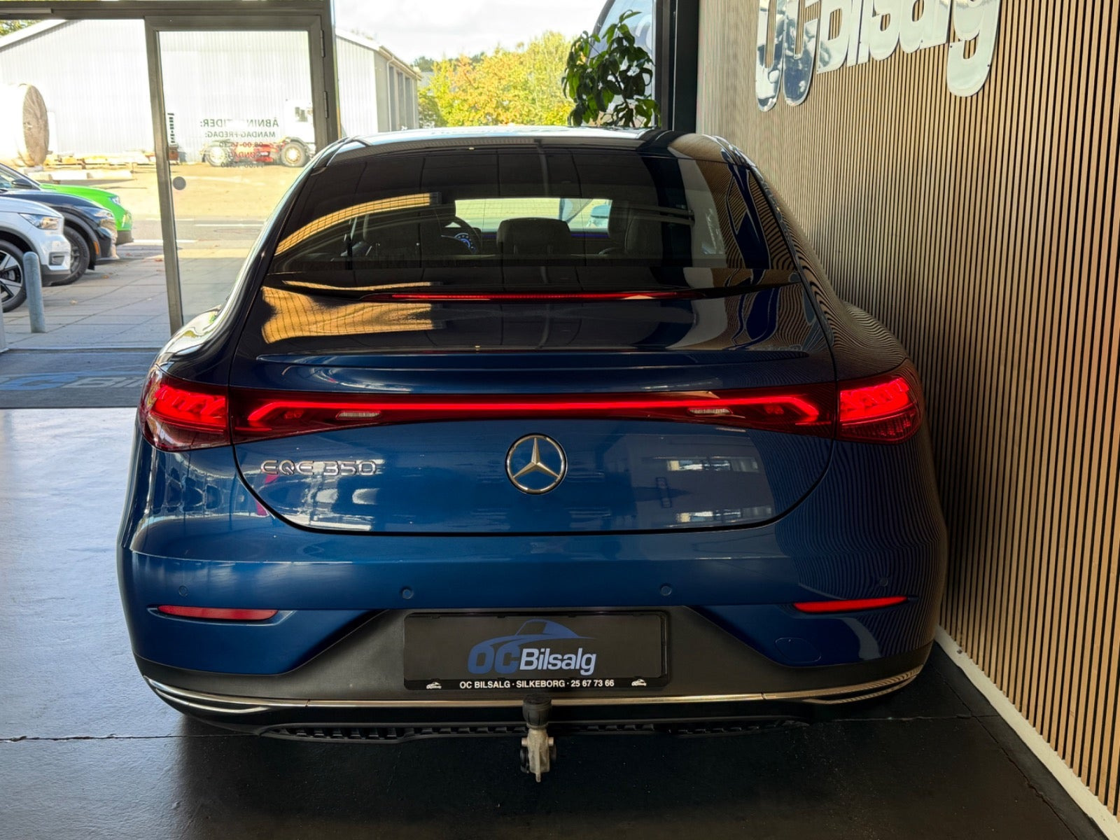 Blå Mercedes EQE350 fra 2023