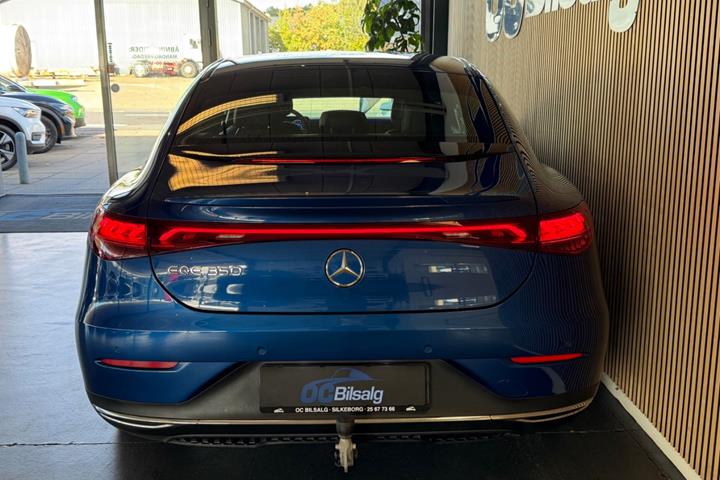 Blå Mercedes EQE350 fra 2023