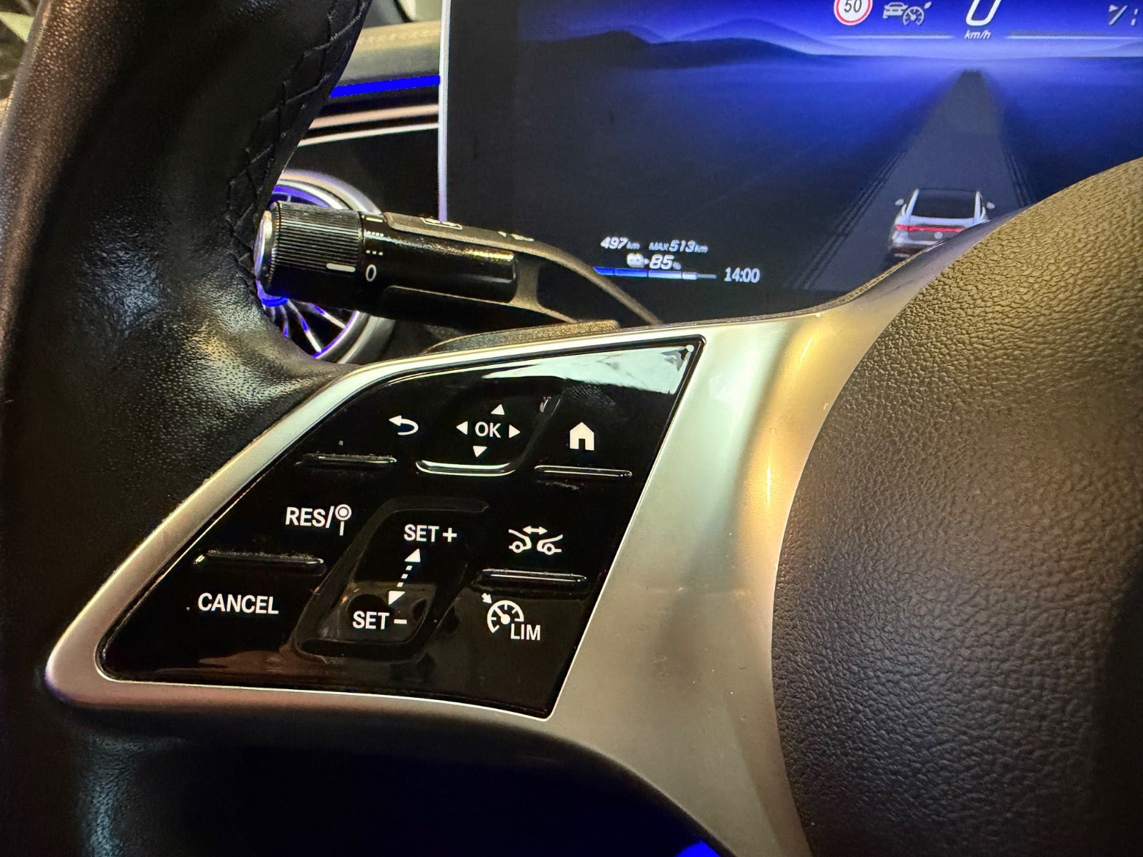 Blå Mercedes EQE350 fra 2023