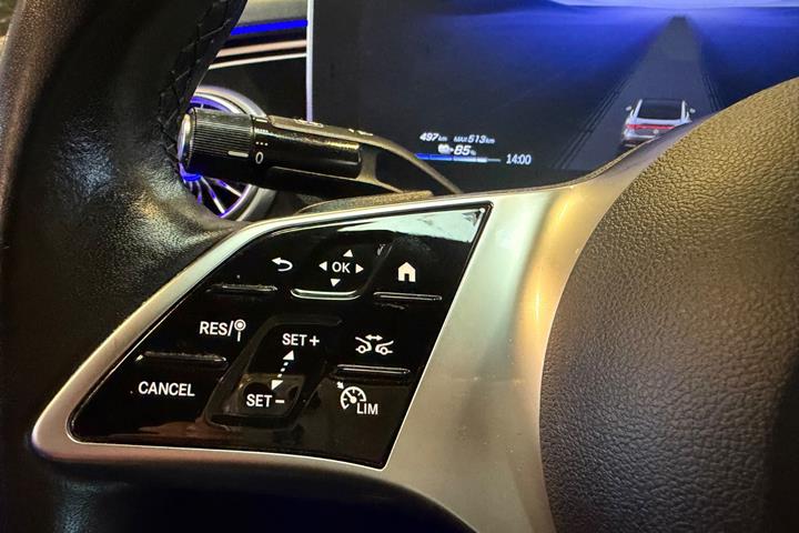 Blå Mercedes EQE350 fra 2023