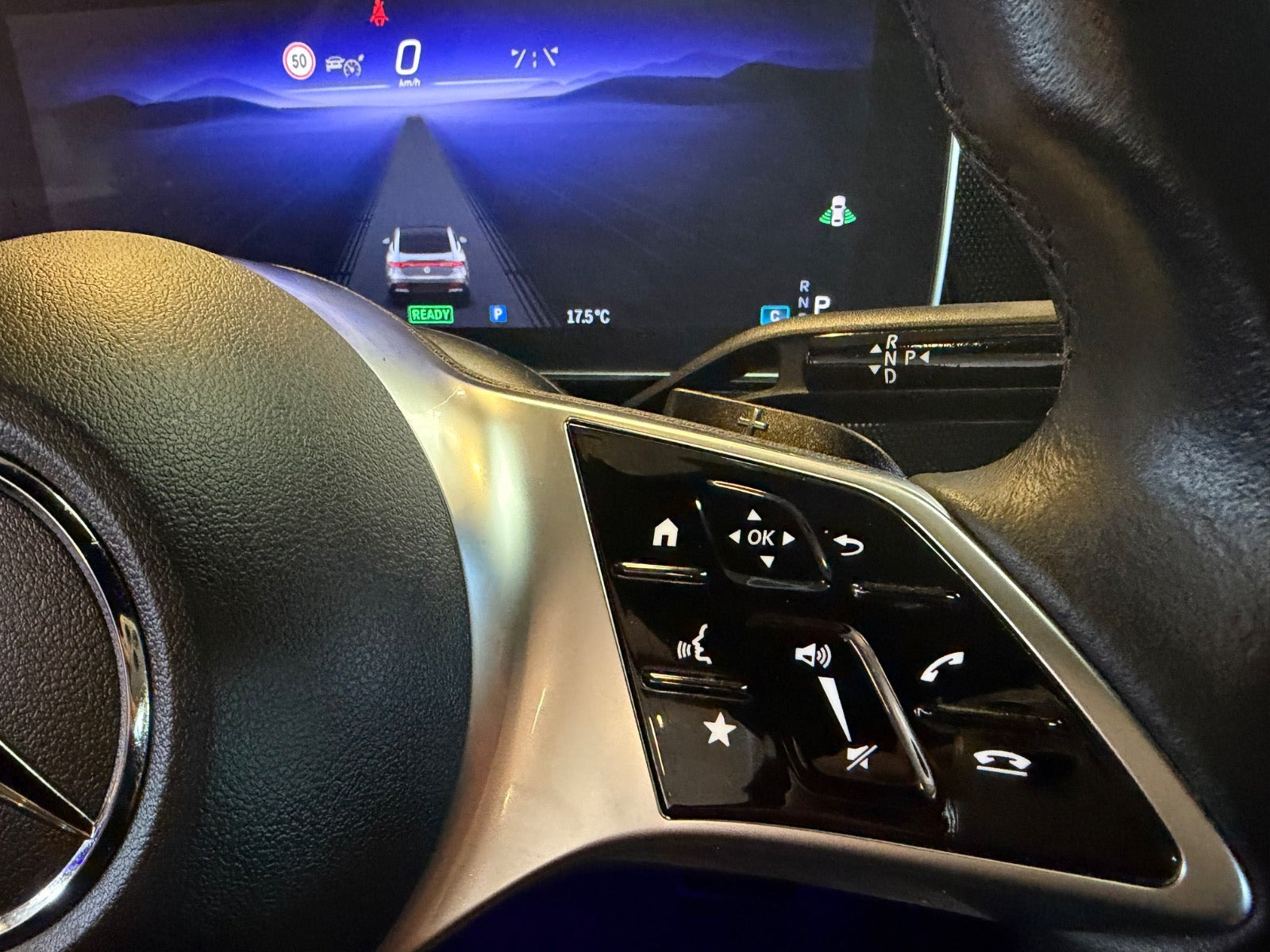 Blå Mercedes EQE350 fra 2023