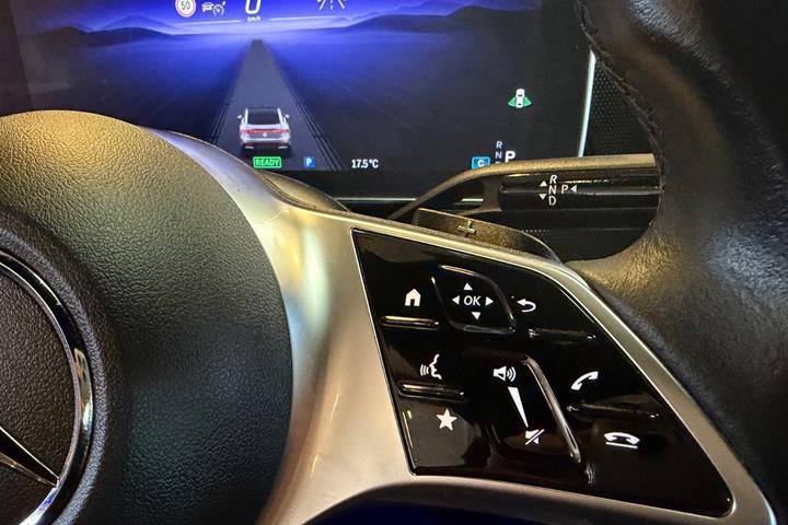 Blå Mercedes EQE350 fra 2023