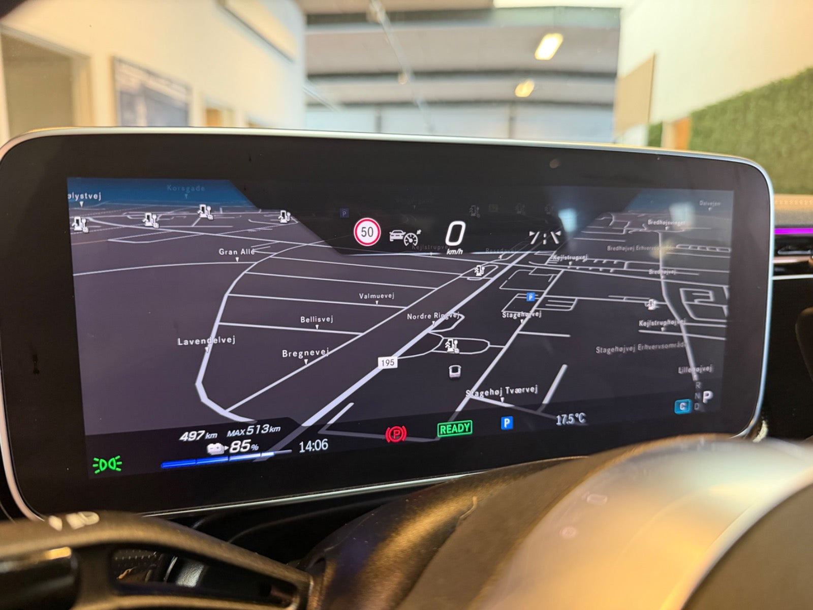 Blå Mercedes EQE350 fra 2023