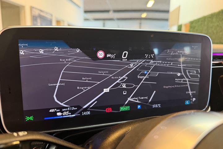 Blå Mercedes EQE350 fra 2023